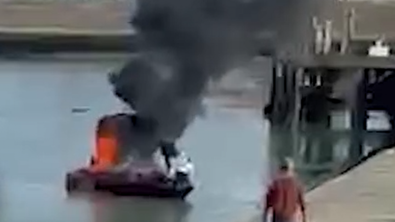 Images spectaculaires ce samedi à la Côte belge : un père et sa fille forcés de sauter à l’eau après l’explosion de leur bateau !