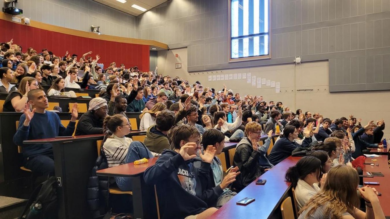 Un professeur d’université suspendu après avoir visionné du contenu pornographique en plein cours : les images ont été diffusées sur le grand écran