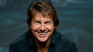 People. Tom Cruise la croit en détresse et se porte à son secours : elle était juste en train de scroller