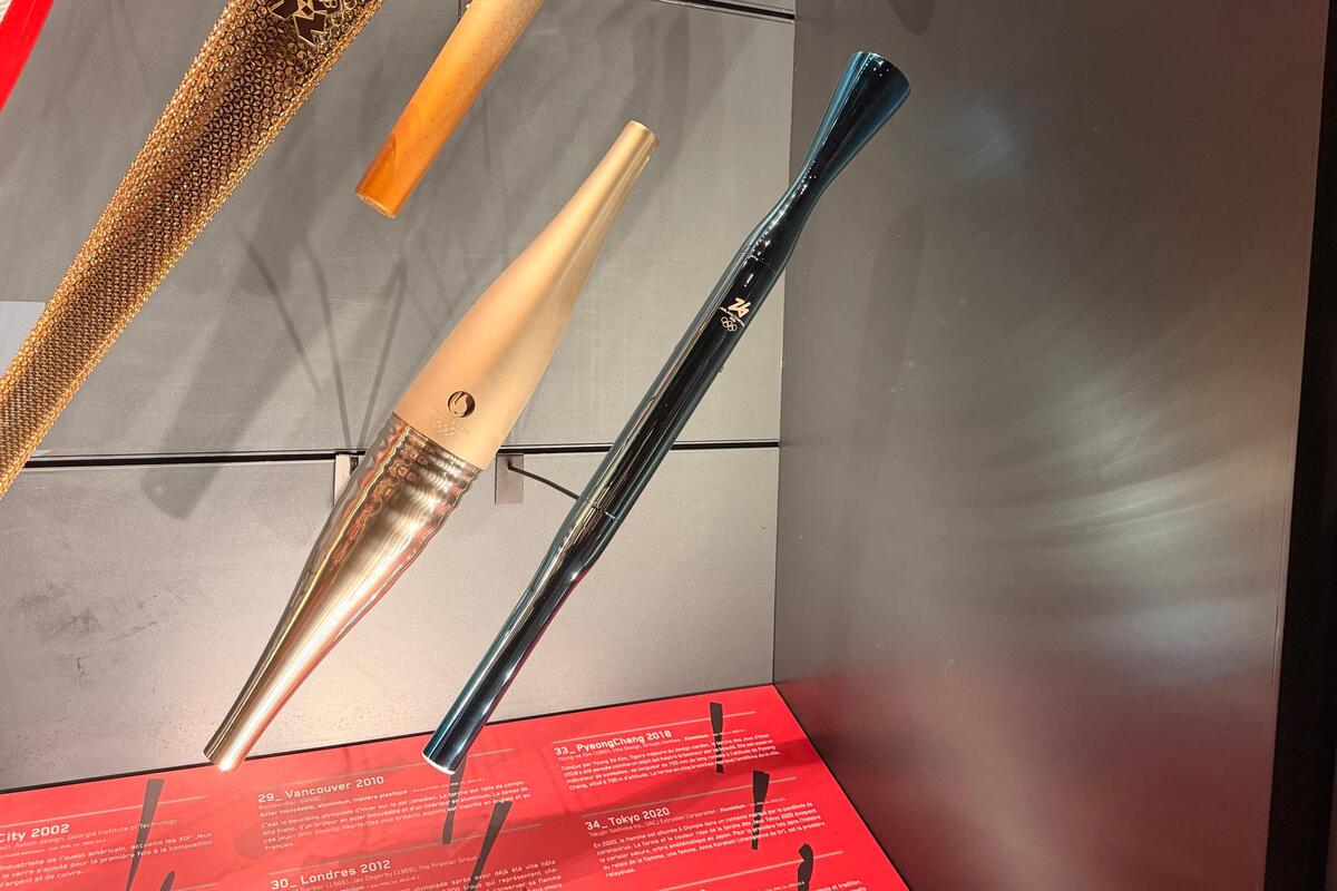 Elle rejoint les collections de l’État, la torche olympique des jeux d’hiver de Milan-Cortina entre au Musée national du sport de Nice