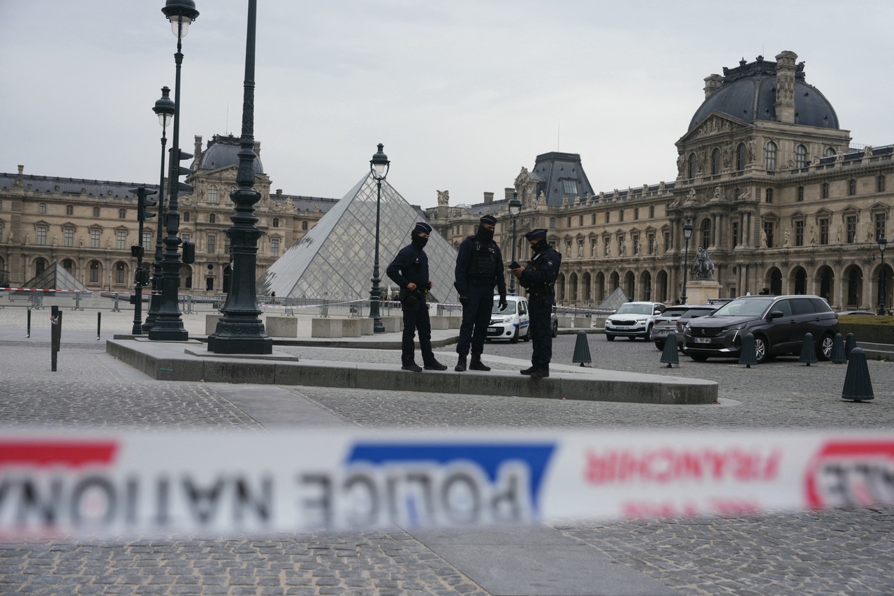 Un an après le célèbre casse: Les bijoux du Louvre introuvables, le commanditaire du vol aussi