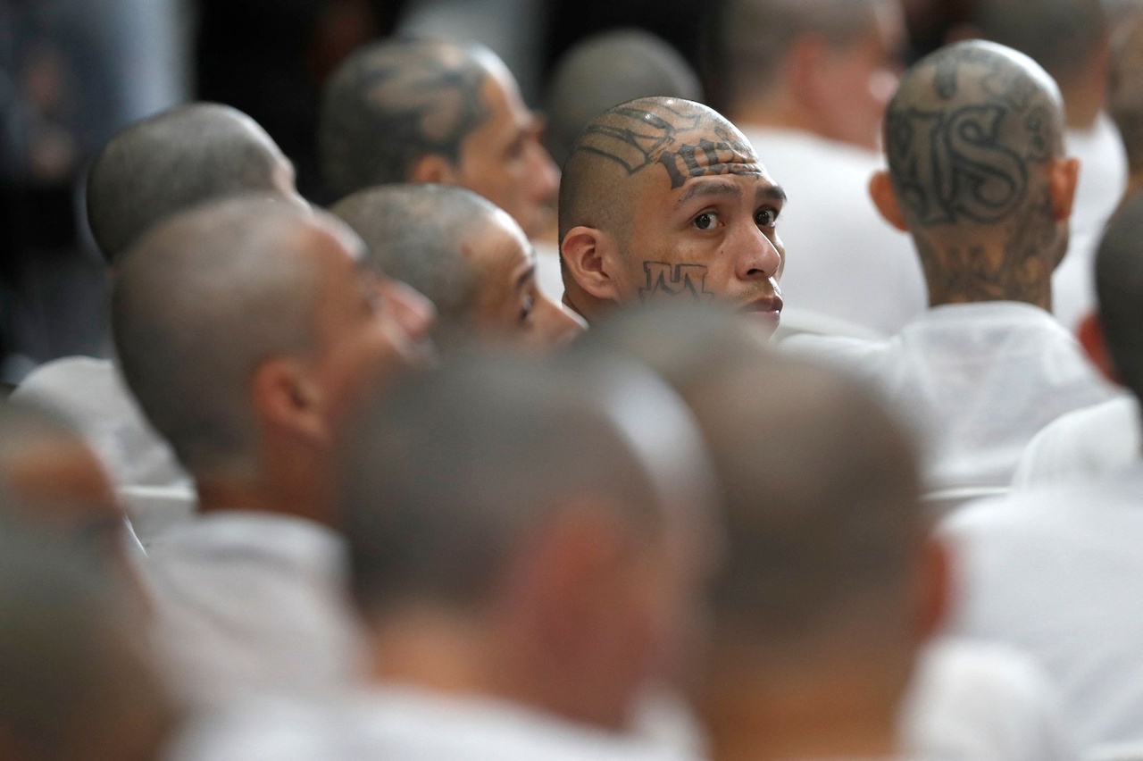 Salvador : verdict repoussé pour le premier méga procès contre les gangs