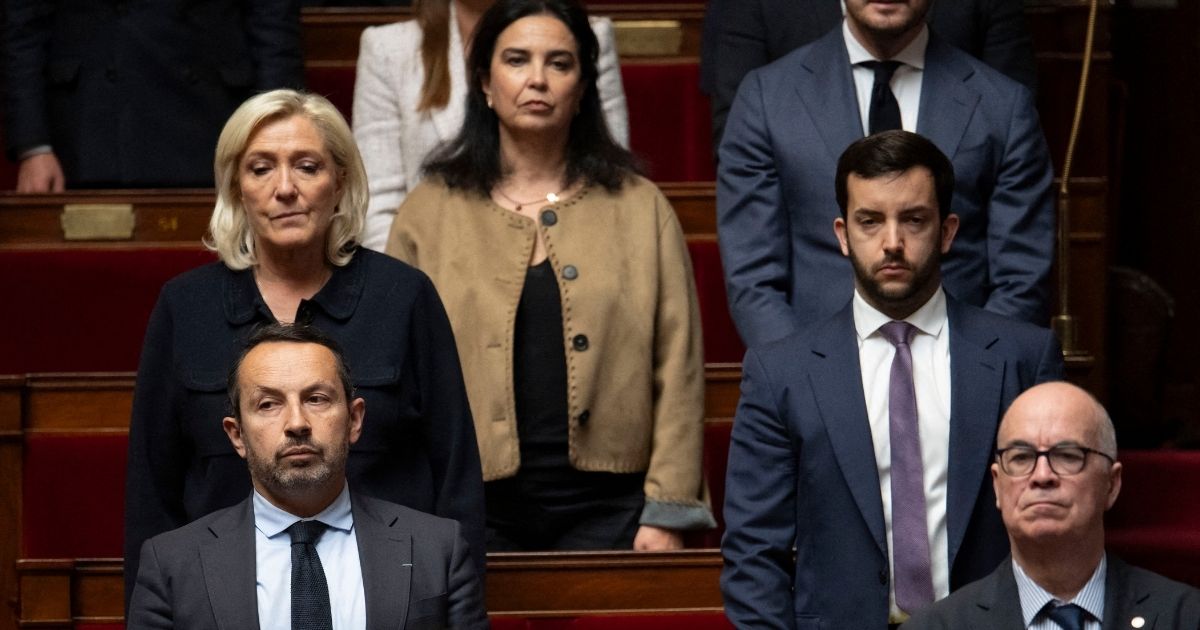 Interdiction du voile dans l’espace public : le RN renoue avec ses fondamentaux islamophobes