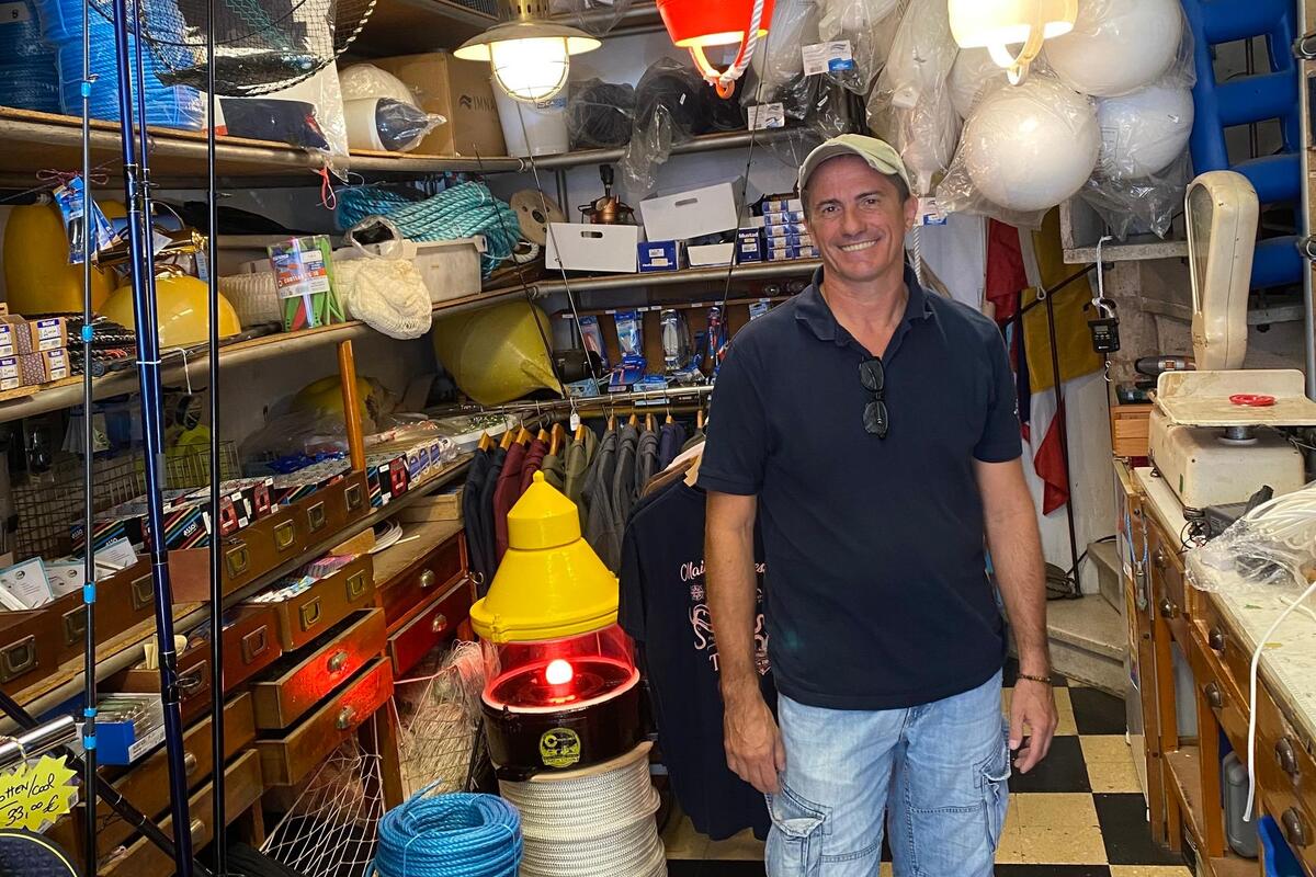 Filets de pêche, gilets de sauvetage mais aussi décoration... On trouve de tout dans cette «quincaillerie de la mer» à Toulon