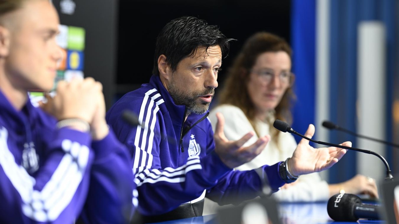 « On ne gagne pas dix matchs sur quinze en ne proposant pas de la qualité » : Vitor Bruno répond aux critiques avant le déplacement d’Anderlecht à Zagreb