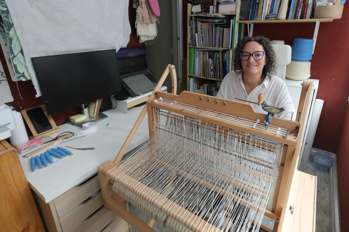 « Pour l’instant, c’est difficile d’en vivre » : à Sospel, elle a quitté l’informatique pour devenir tisserande