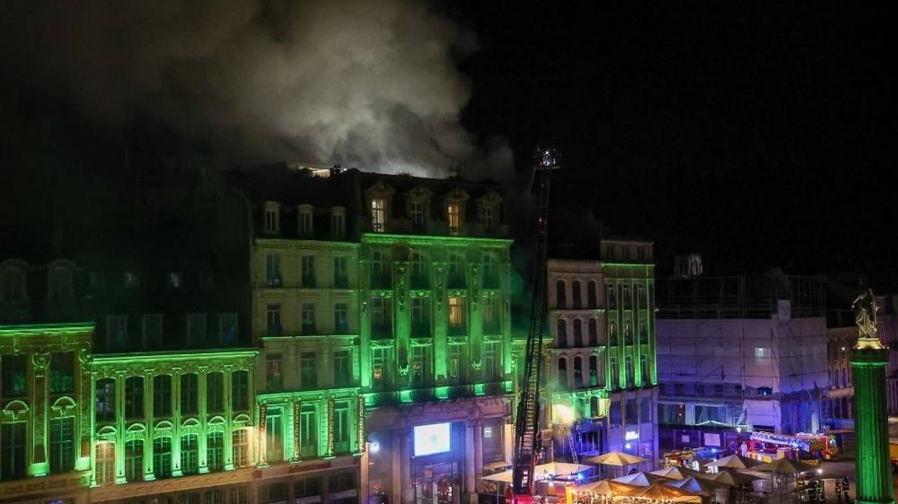 Une « nuit apocalyptique » pour les forces de l’ordre en France : le McDonald brûle sur la Grand-Place de Lille (vidéo)