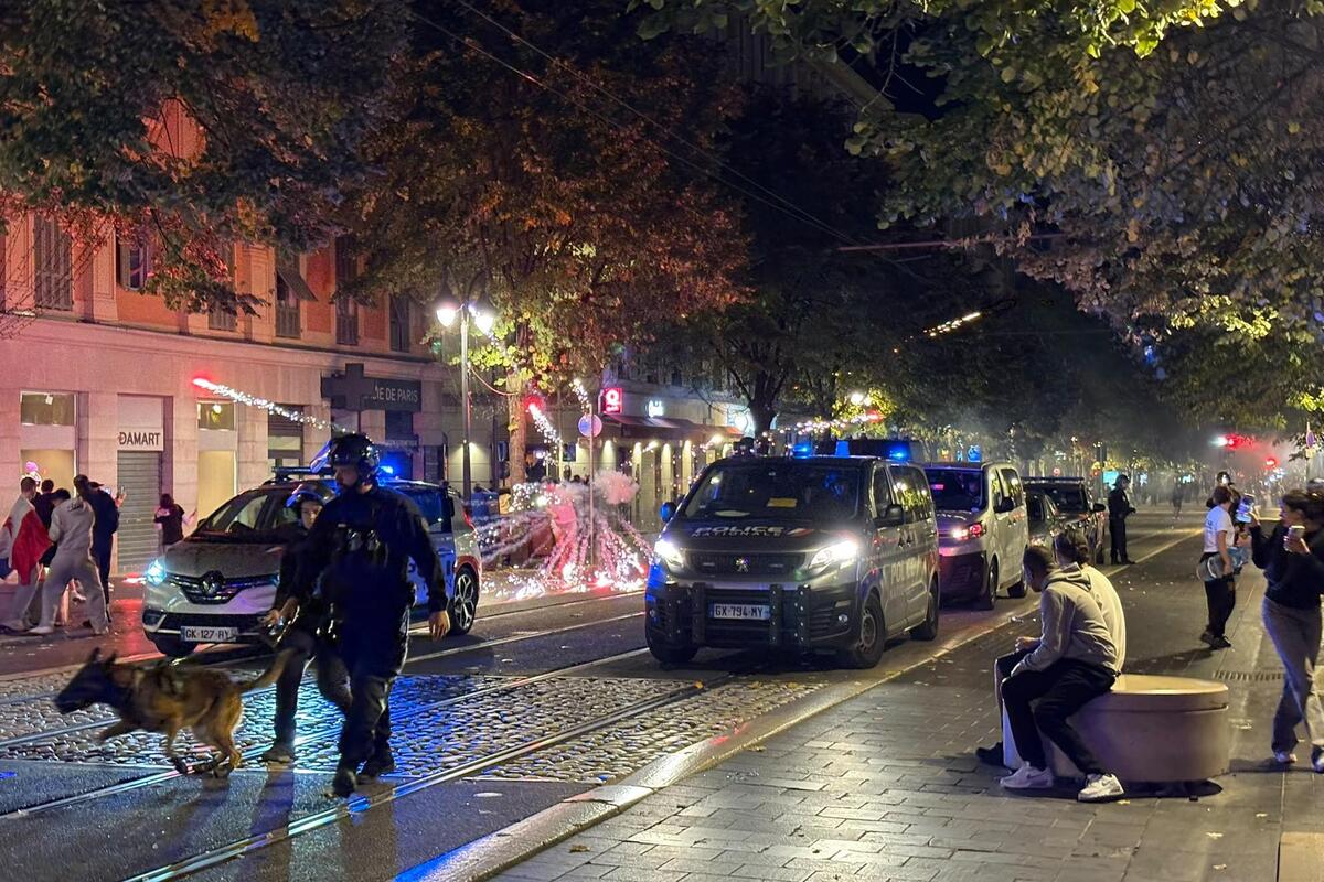 Groupes de jeunes cagoulés et casqués, tirs de mortiers, ligne 1 du tramway coupée… De nouvelles tensions en cours ce dimanche soir dans le centre-ville de Nice