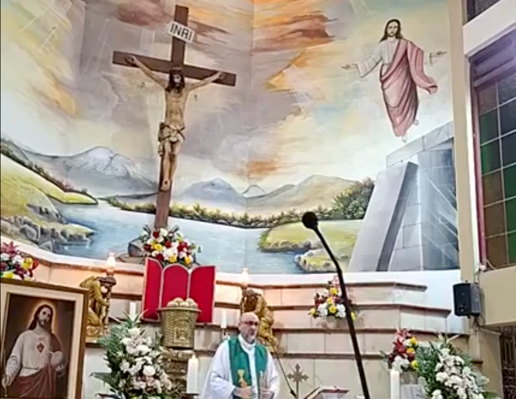Drame en Équateur: Un prêtre meurt écrasé par un crucifix en pleine messe