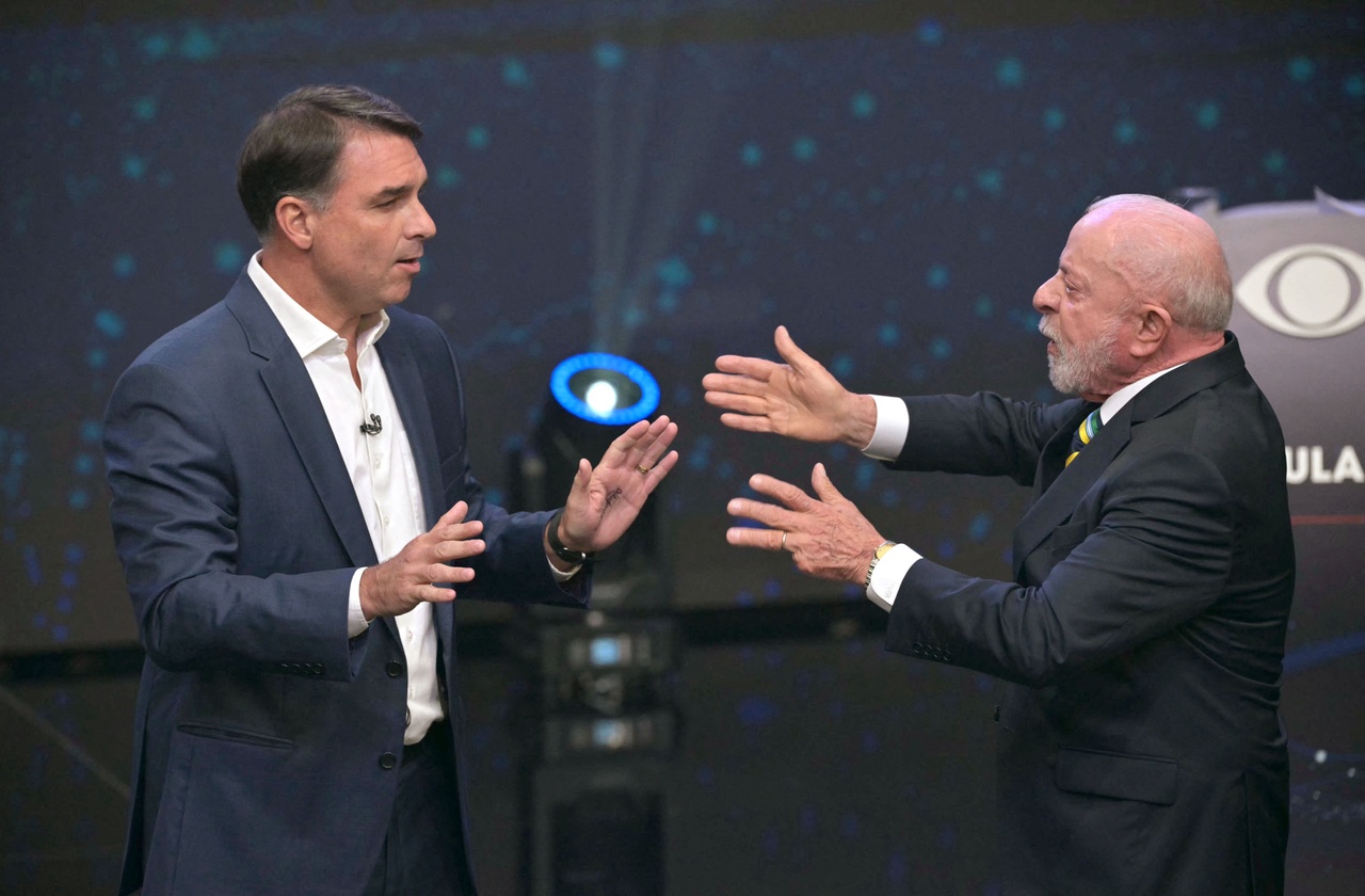 Présidentielle au Brésil: Lula et Flavio Bolsonaro s'invectivent lors de leur premier débat