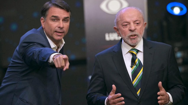 « Clown », « corrompu » : Lula et Flavio Bolsonaro s’écharpent lors de leur premier débat