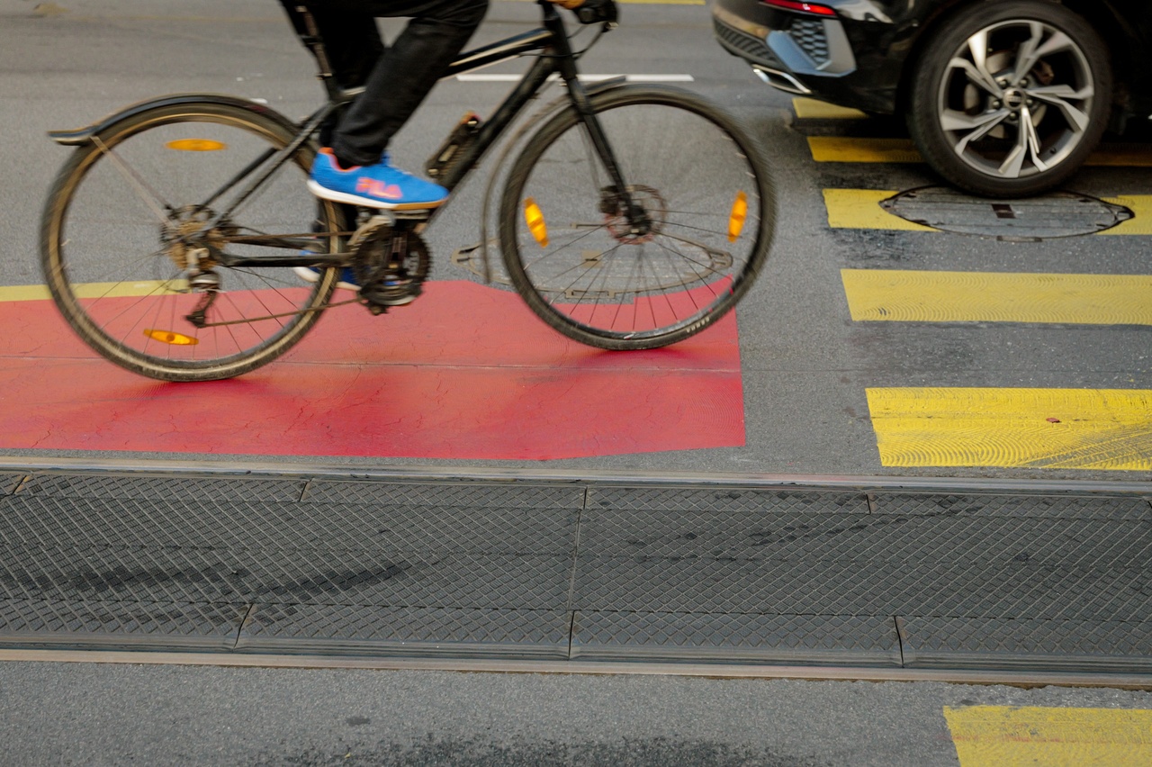 Mobilité à Genève: Accidents de cyclistes sur les voies de tram: où en est le dispositif antichute?