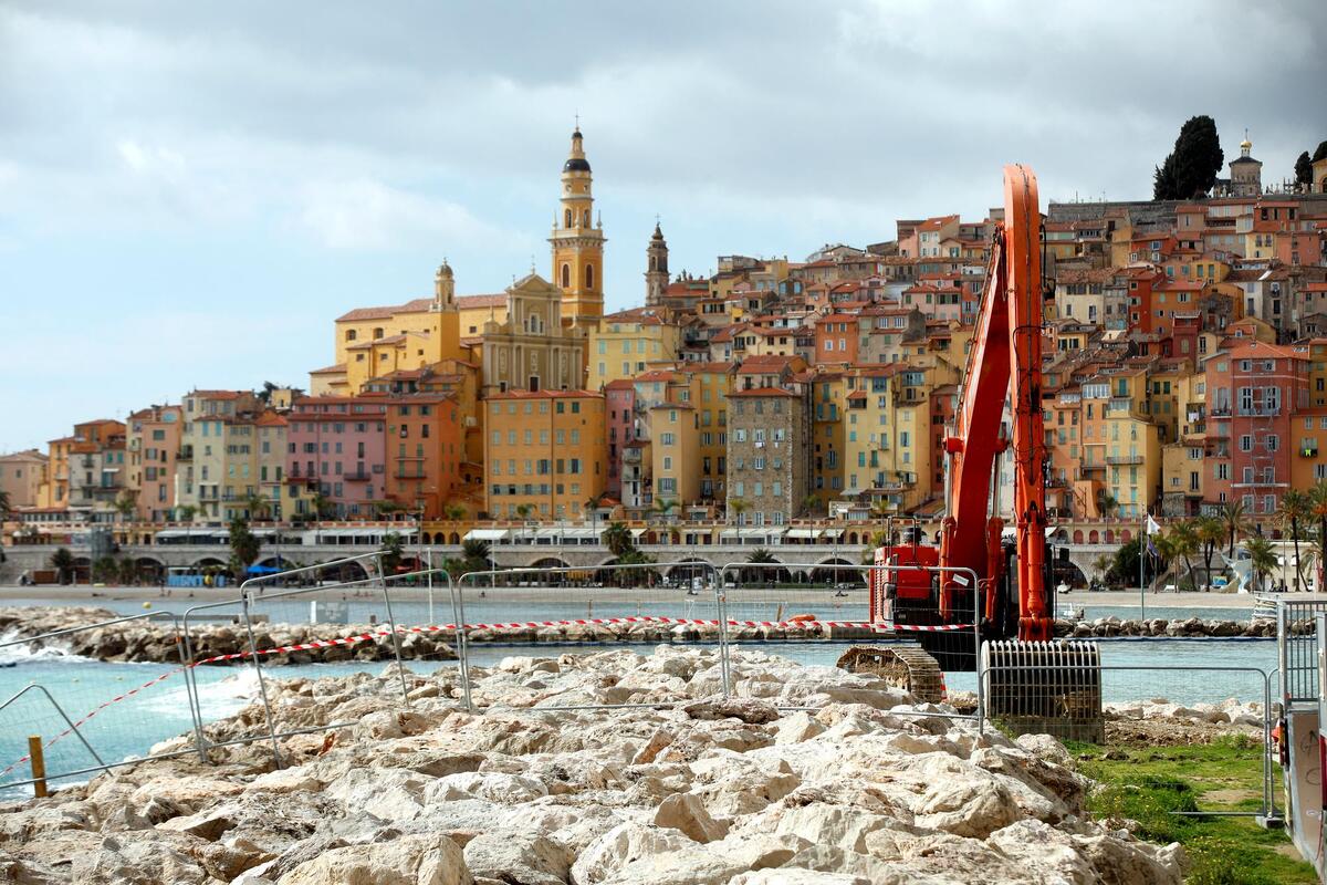 Interrompu durant l’été, le chantier de protection du littoral reprend à l’est de Menton