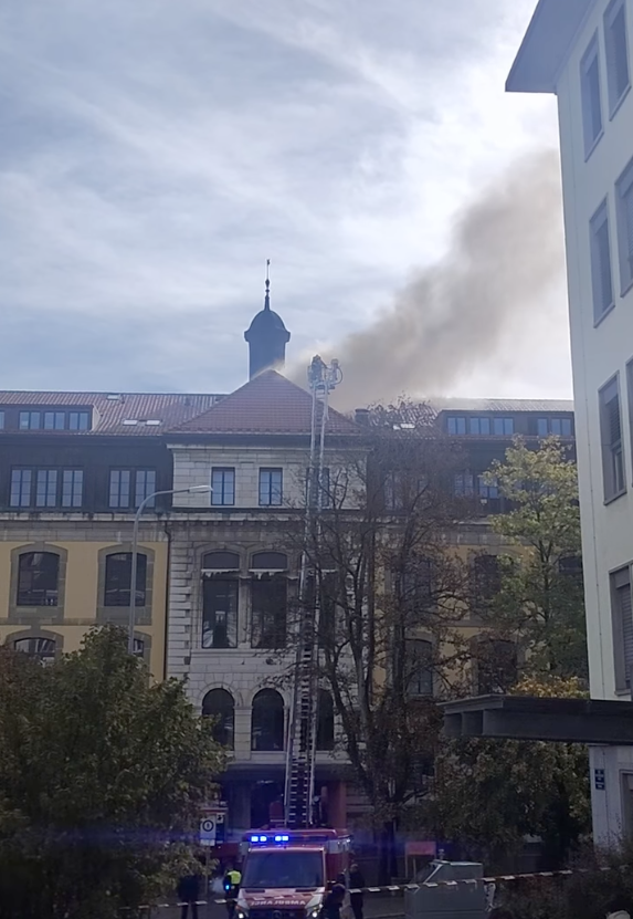 Deux rues fermées: La bibliothèque de La Chaux-de-Fonds est en feu