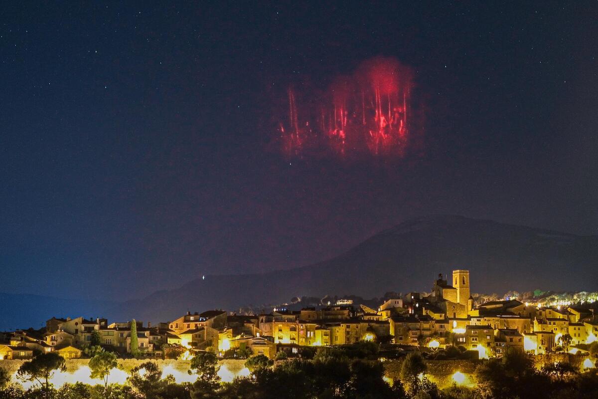 Il photographie des sprites rouges au-dessus d’un village des Alpes-Maritimes, son cliché termine sur le podium d’un concours national