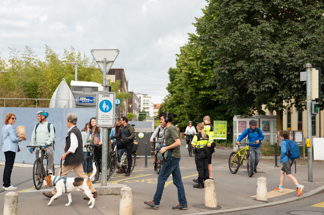 Trafic à Genève: Plus de 400 signatures contre les deux-roues circulant sur les trottoirs