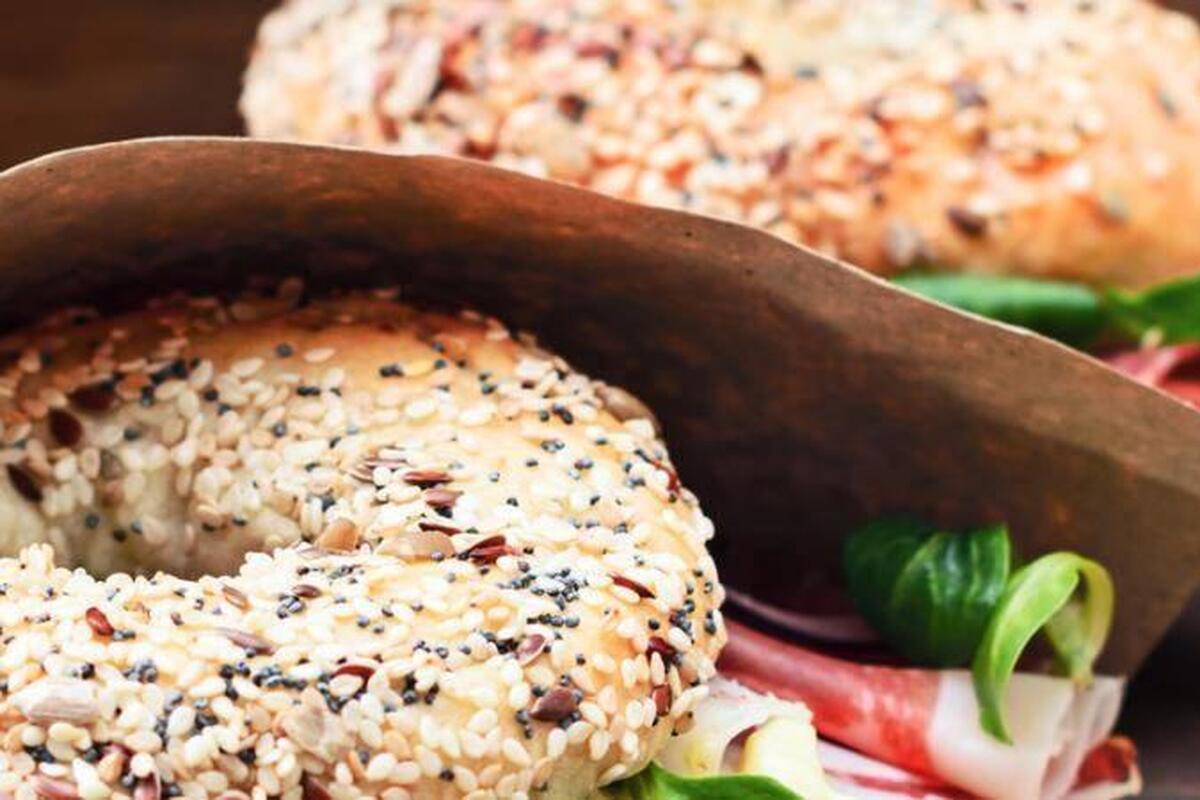« Je sais que c’était stupide, mais j’avais faim » : un autralien écope d’une amende après avoir fait tartiner son bagel alors qu’il conduisait