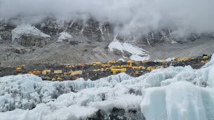 Montagne. Tentes abandonnées, urine, excréments... Au camp de base de l'Everest, les alpinistes prennent leur aises et la glace fond