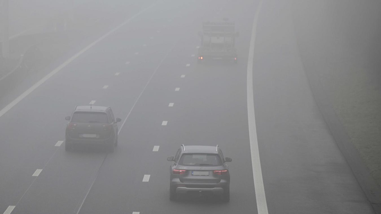 Alerte jaune ce samedi matin : le brouillard s’est installé un peu partout, la visibilité fortement réduite sur les routes