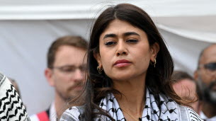 Paris. Jugée pour apologie du terrorisme, l'eurodéputée LFI Rima Hassan exerce son droit au silence