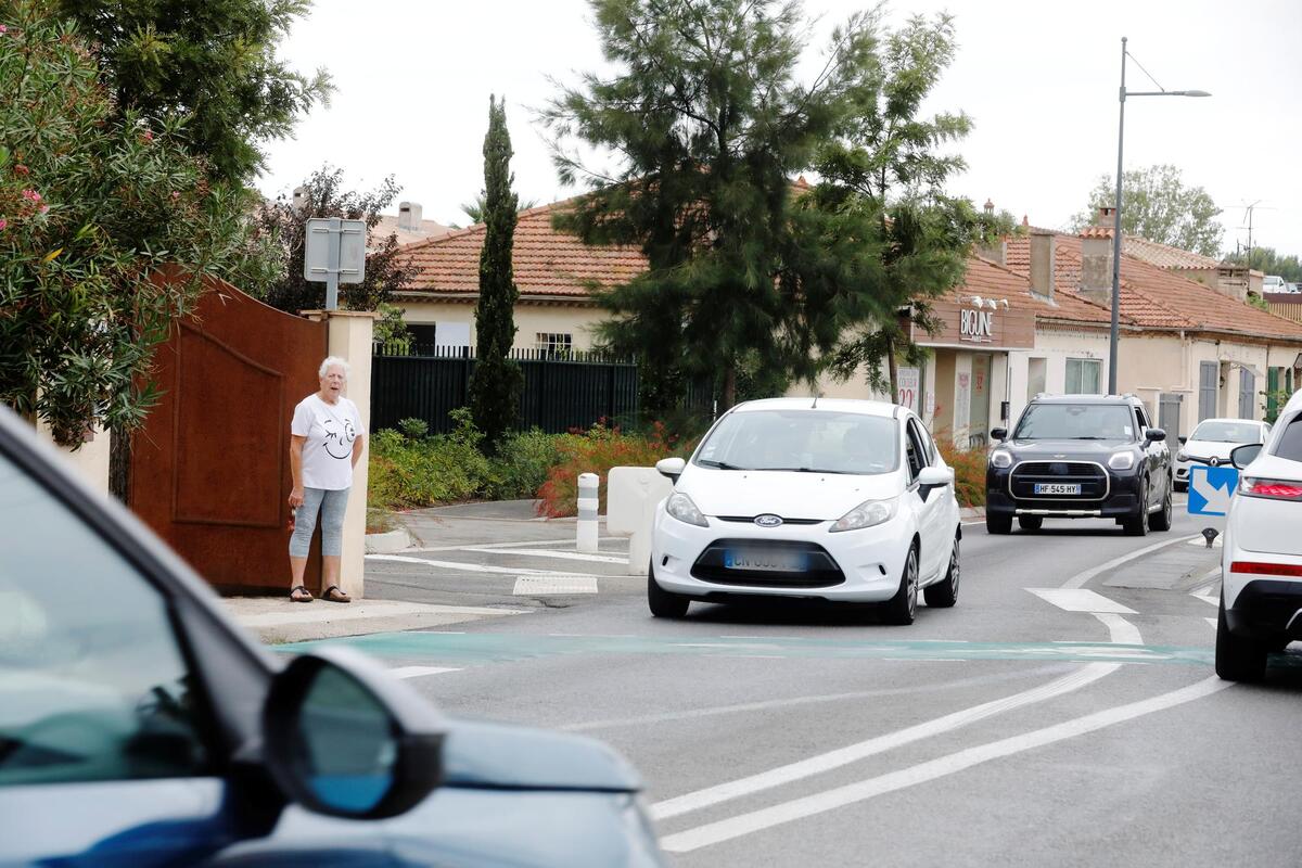 Avenue de la Mer à Six-Fours, en raison des travaux une octogénaire contrainte de manœuvrer en marche arrière sur la départementale pour rentrer chez elle