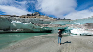 Montagne. « Ça donne envie de pleurer » : la grotte du glacier du Rhône vaincue par le réchauffement climatique