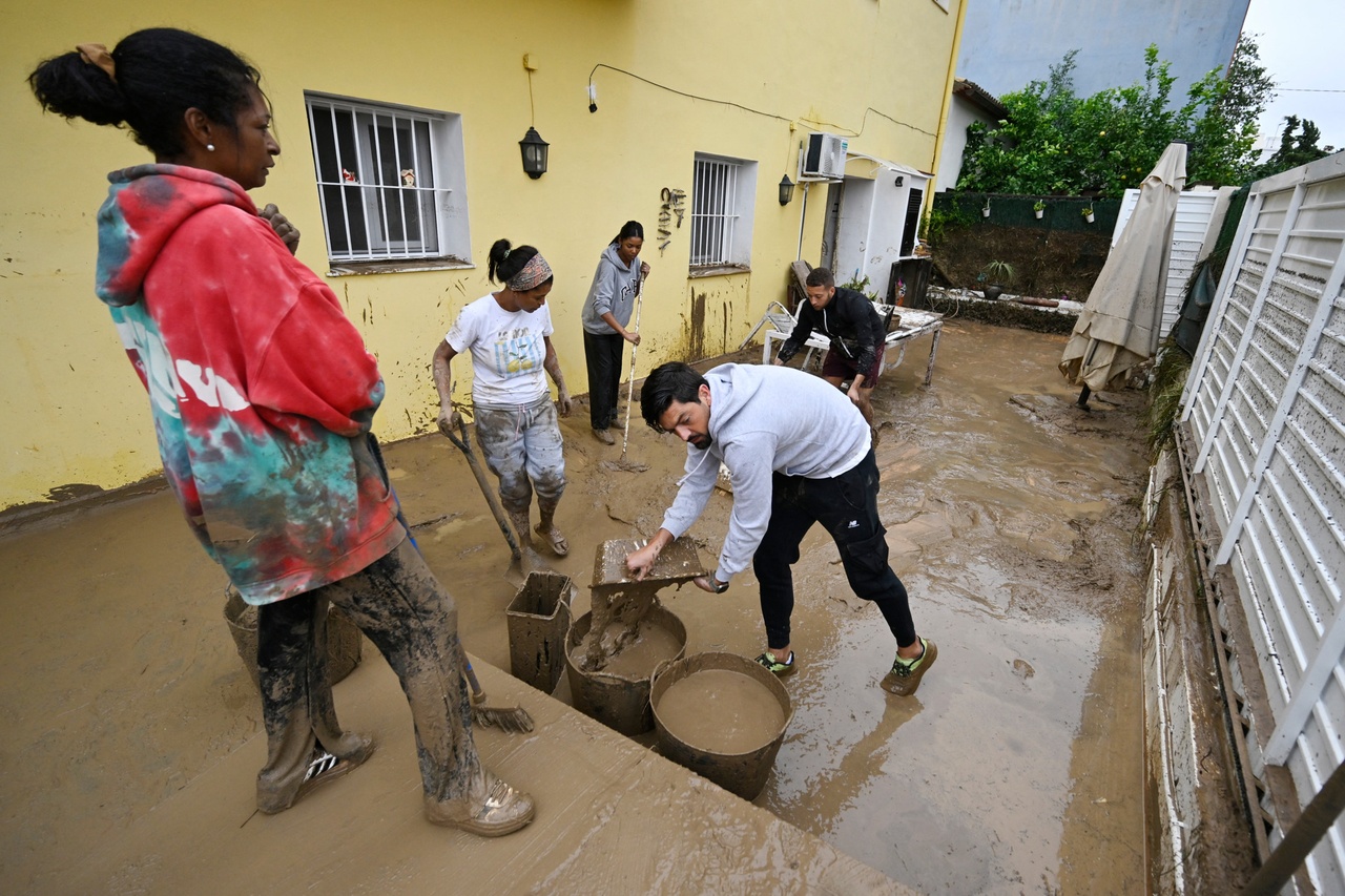 Inondations en Espagne: Valence se confine après des pluies ayant fait quatre morts