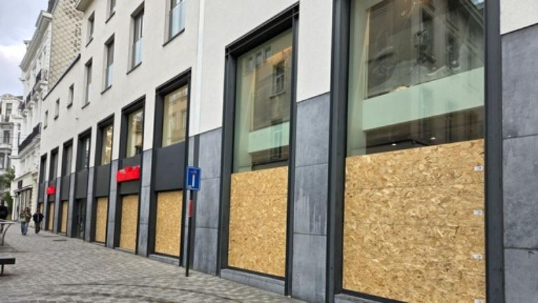 Les commerçants de la rue Neuve protègent leurs vitrines contre les pillages