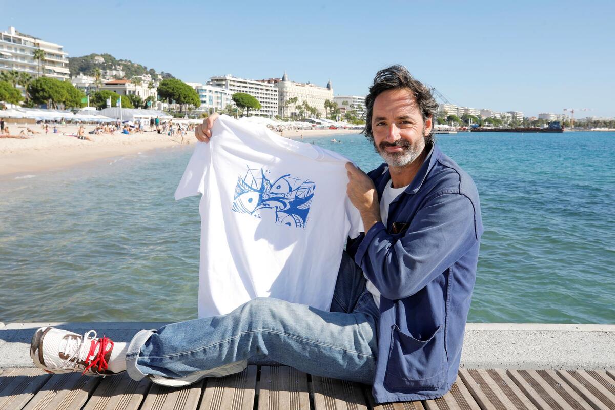 « Je suis très fier de cette collaboration avec Uniqlo, ils m’ont laissé carte blanche » : qui est Franck Lebraly, cet artiste qui signe une ligne de vêtements avec la marque japonaise, dont l’enseign