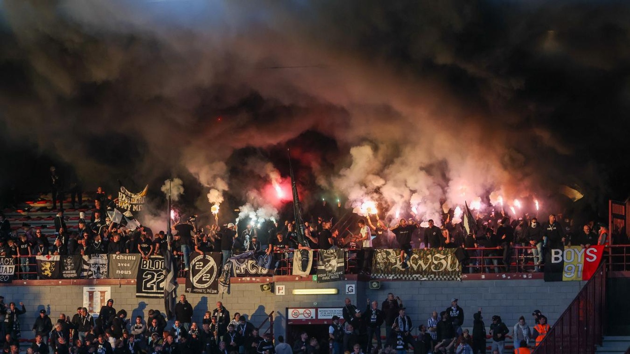 Le Sporting de Charleroi réagit officiellement aux incidents lors du match contre Mons : « Aucune rivalité sportive ne justifie de mettre des personnes en danger »