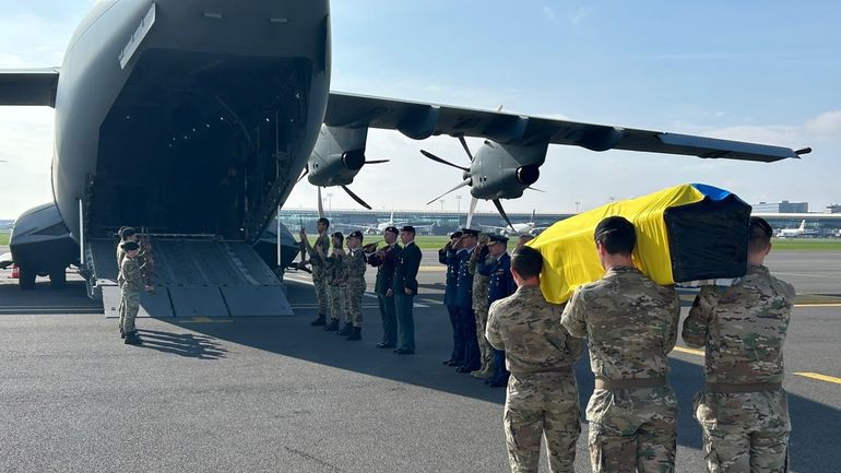 Rapatriement en avion militaire d’un Ukrainien décédé en Belgique où il était soigné : le premier décès parmi les 55 blessés ukrainiens traités en Belgique