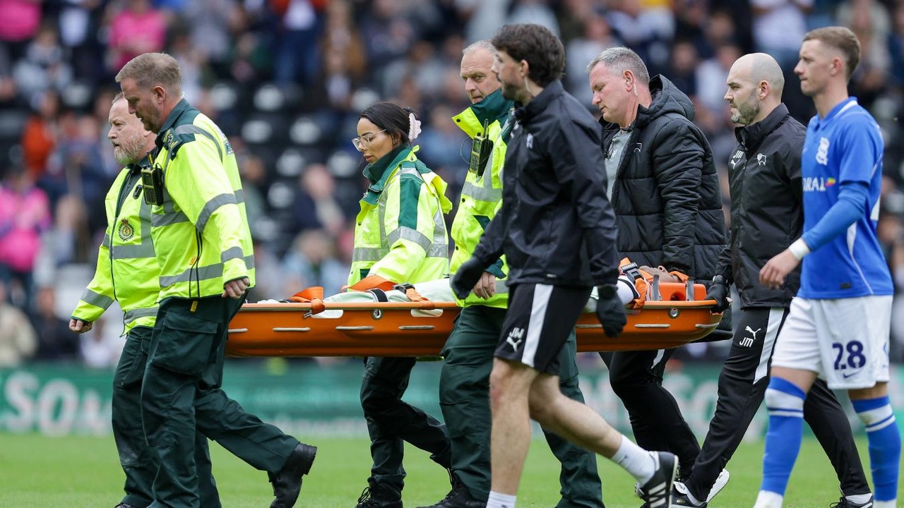 Frayeur en Angleterre : un joueur s’effondre en plein match avant d’être évacué sur civière (photos)