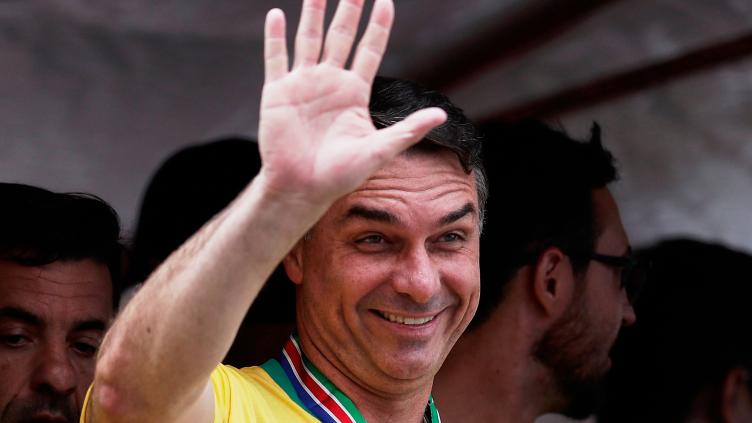 Brésil: à un mois de la présidentielle, une enquête pour corruption rattrape Flavio Bolsonaro, fils aîné de l'ancien président