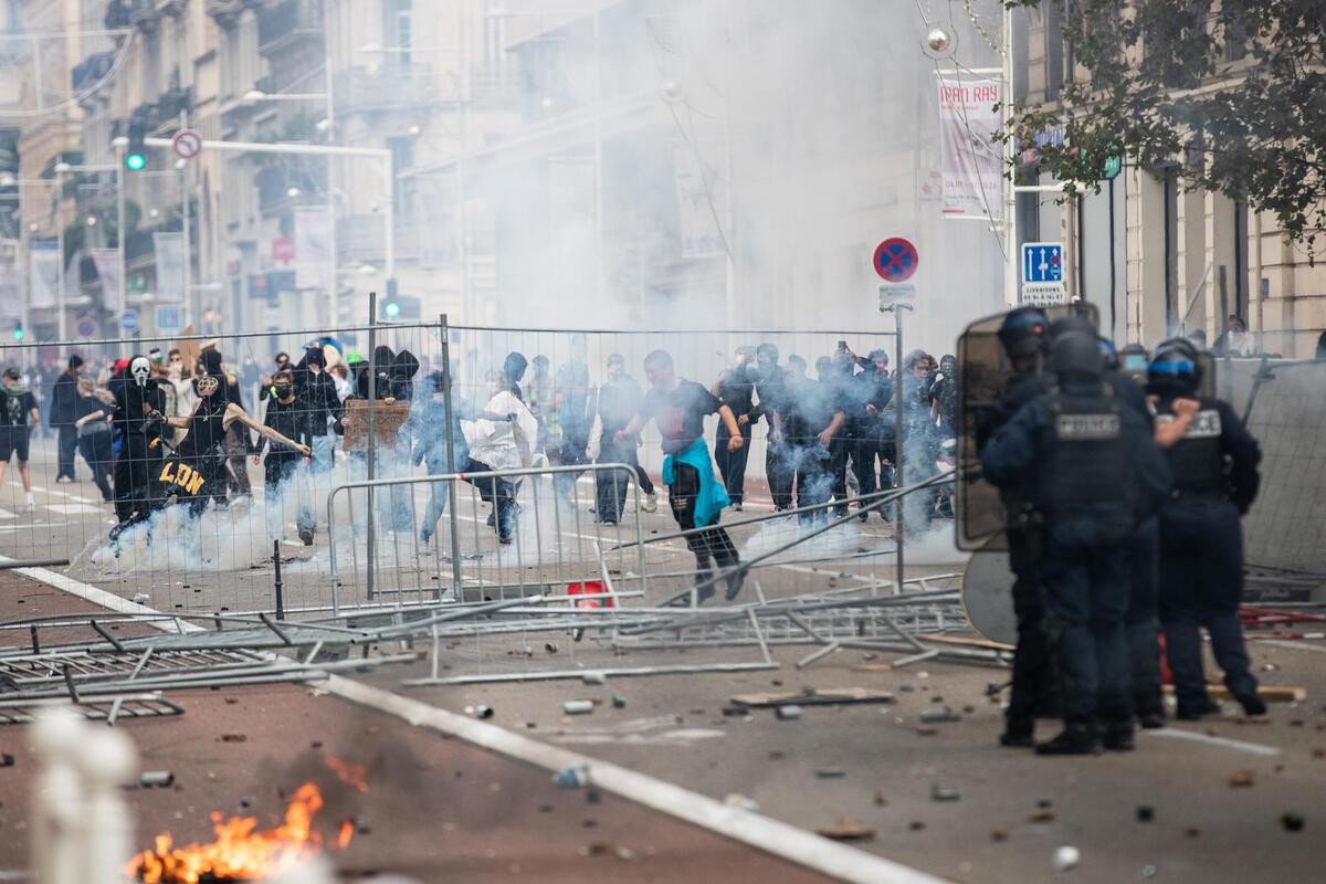 Deux hommes, dont un jeune militaire, condamnés pour des violences contre des policiers lors des affrontements du 17 octobre à Toulon