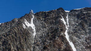 Haute-Savoie. Alpiniste tué dans le couloir du Goûter : « On a vu des pierres chuter et le percuter »