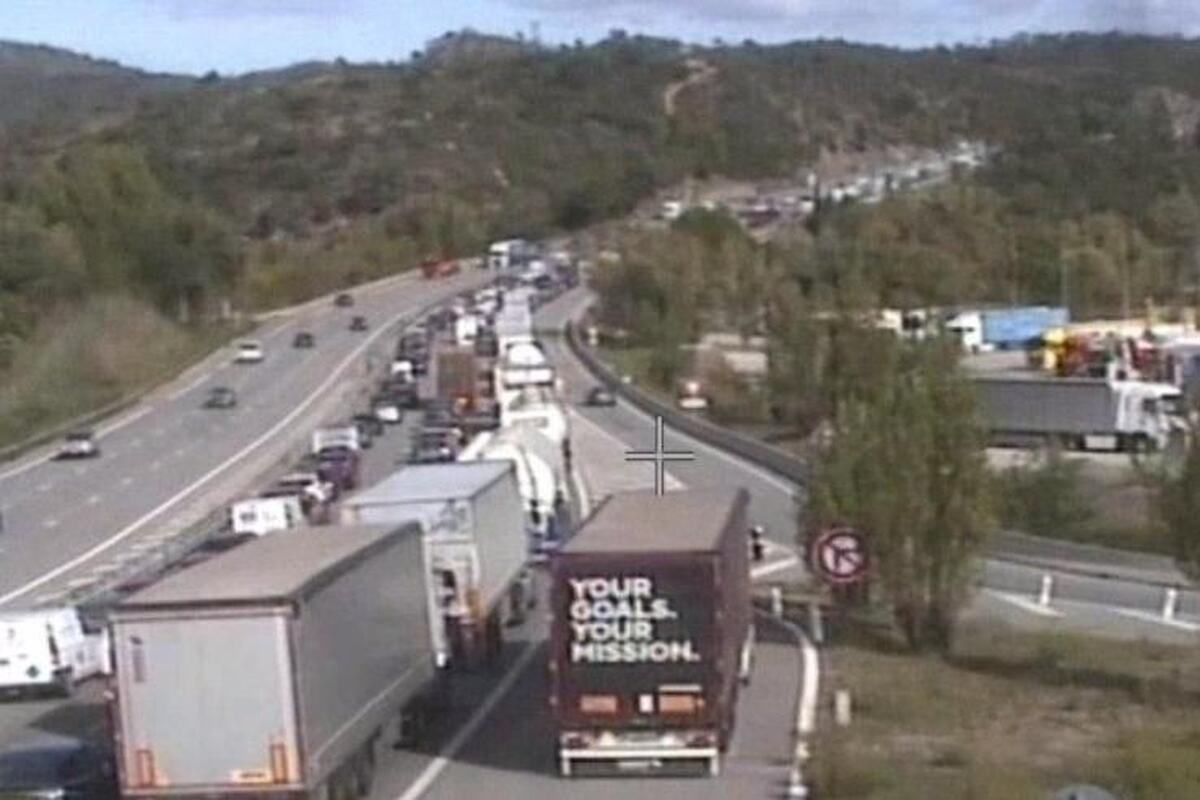 Un accident entre une voiture et un poids lourd provoque plusieurs kilomètres de bouchons sur l’autoroute A8 entre le Var et les Alpes-Maritimes
