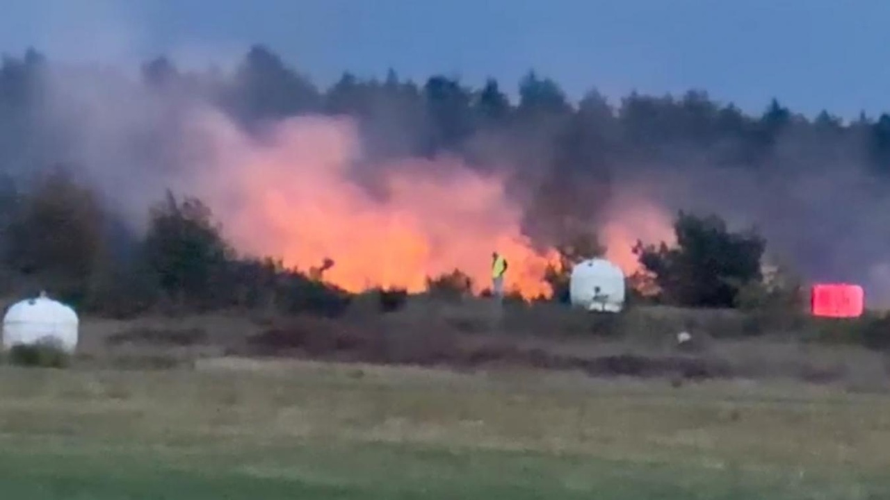 Ce qui devait être un magnifique spectacle s’est terminé en véritable catastrophe ce soir : des feux d’artifice auraient démarré l’incendie !