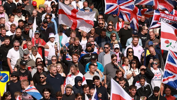 Angleterre: des centaines de manifestants anti-migrants défilent à Portsmouth