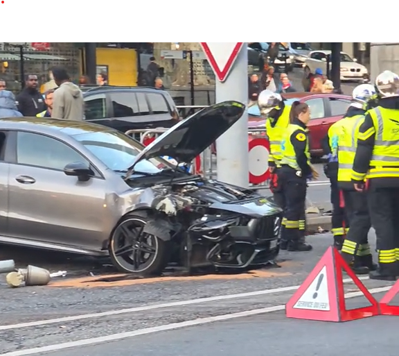Accident à Lausanne: Une voiture sort du tunnel de Chauderon et heurte un feu