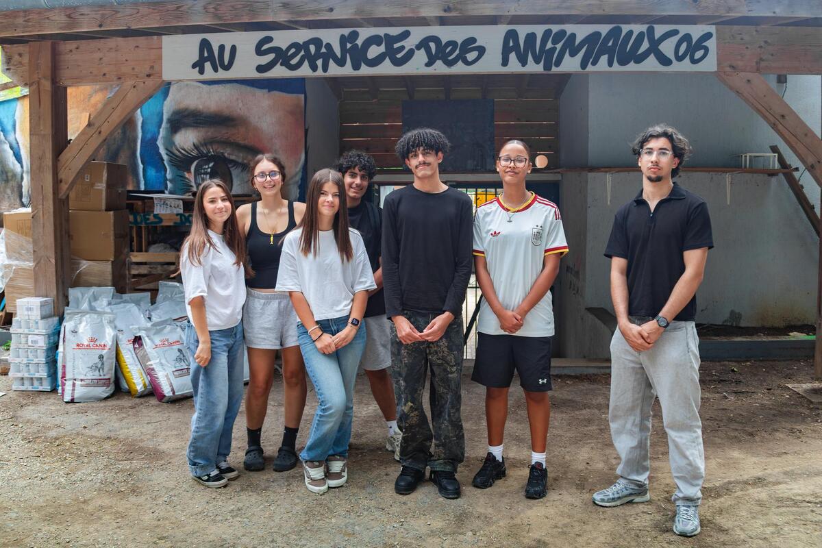 « C’était émouvant » : des adolescents du conseil municipal des jeunes de Cannes sensibilisés au respect des animaux au refuge de Mougins