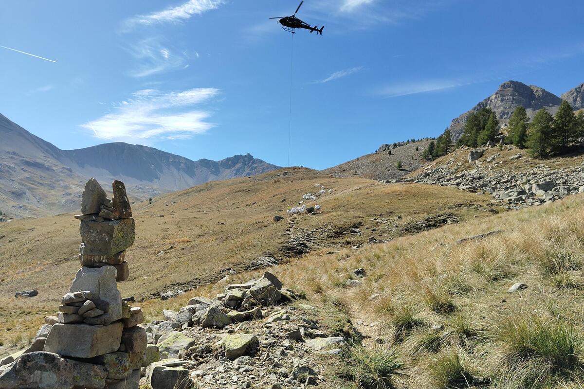À 2 300 m d’altitude, ces muraillers reconstruisent en pierres sèches un tronçon de la Grande traversée du Mercantour