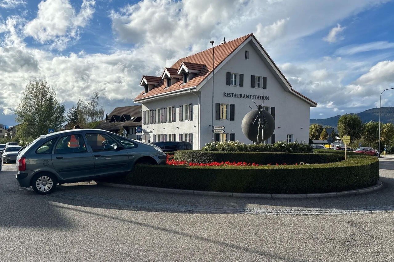 Accident à Däniken: À 83 ans et sans permis, elle fonce droit dans le rond-point