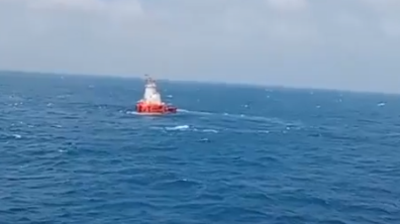 Un ferry fait naufrage en pleine tempête en Indonésie : un mort et 102 personnes secourues