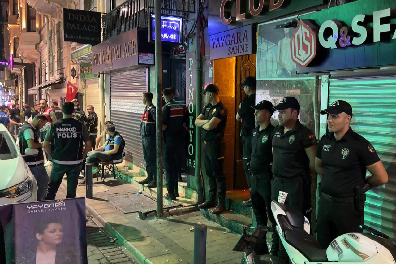 Répression en Turquie: La police turque mène un vaste coup de filet contre des bars et associations LGBT+