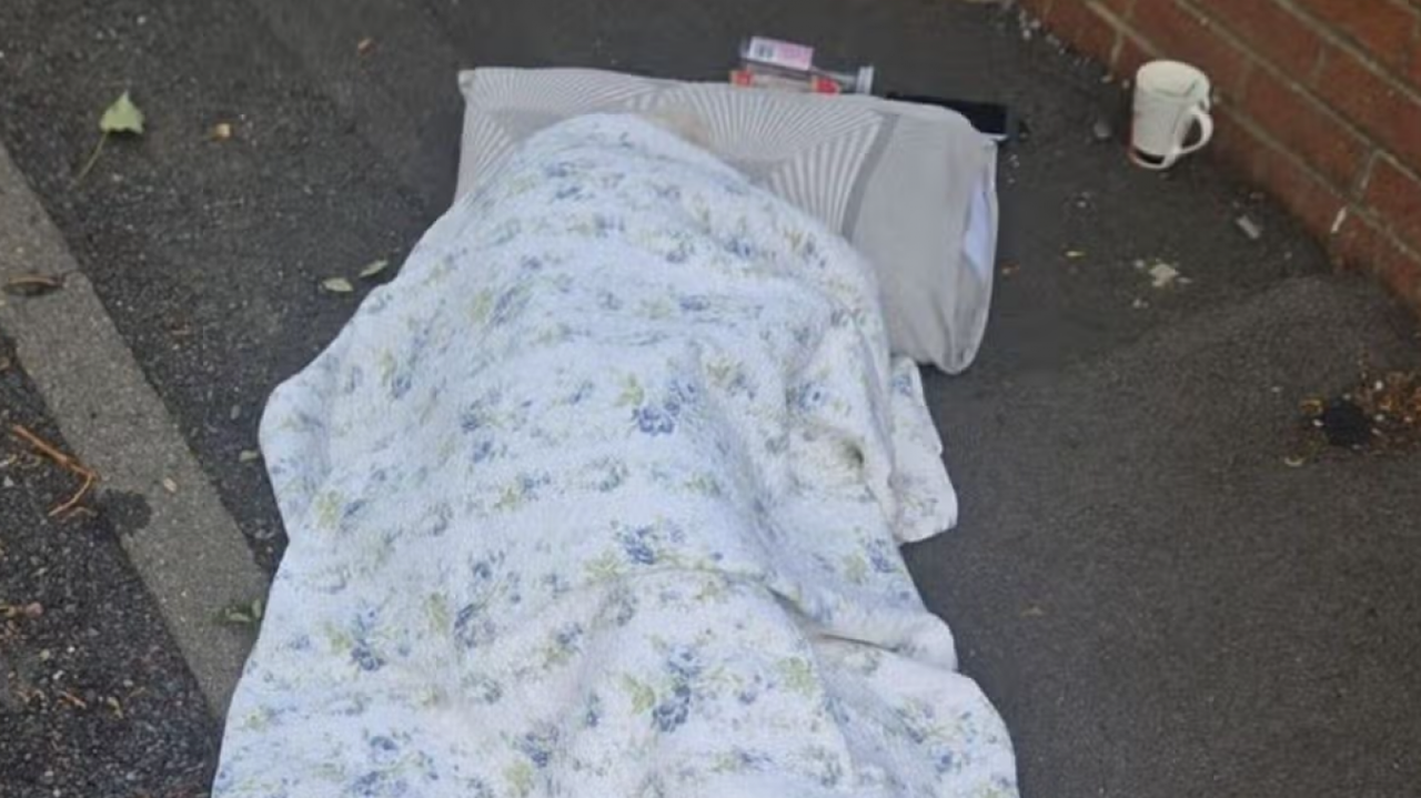 Une attente interminable après un accident : Kathleen, 80 ans, reste plus de quatre heures au sol avant l’arrivée des secours