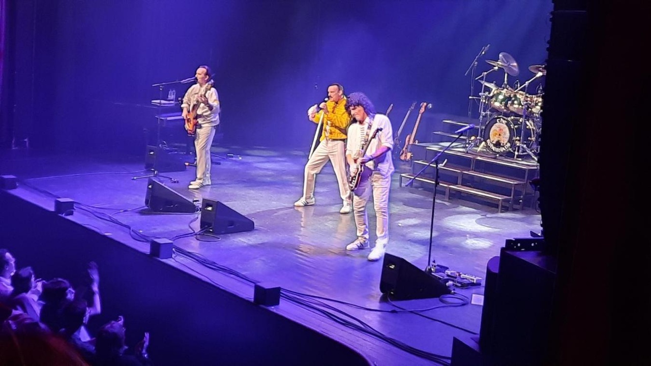 Au concert de Queen, elle chante faux : son voisin finit par l’étrangler, « vous allez la fermer ? »