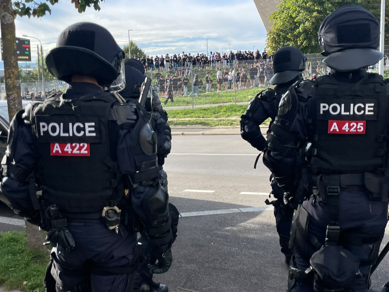 Tensions à Lausanne: La police tire des balles en caoutchouc sur des ultras en pleine gare