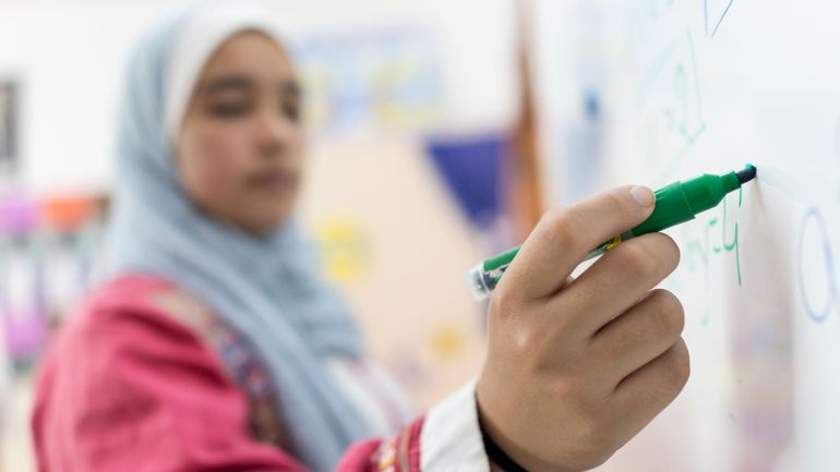 La province de Flandre orientale licencie une professeure refusant de retirer son foulard