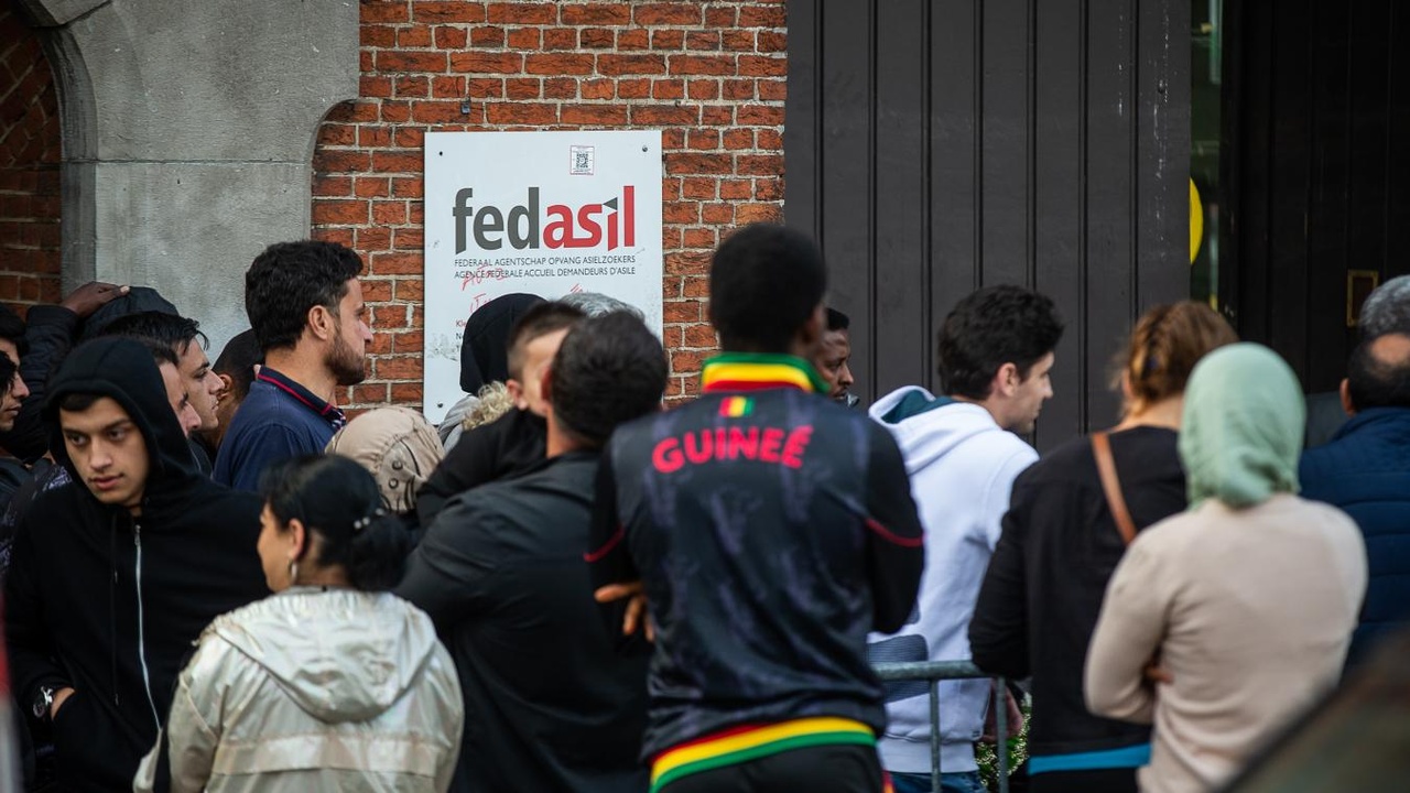 Un nombre record de condamnés sans titre de séjour renvoyés dans leur pays : « Une conséquence directe d’une priorité politique claire »