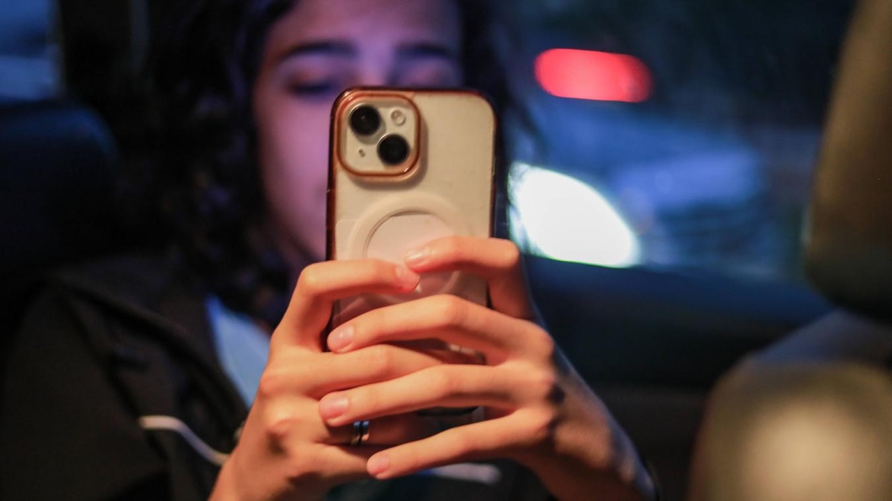 L’interdiction des réseaux sociaux aux moins de 15 ans se précise en Europe : le gouvernement français a soumis à Bruxelles une nouvelle version de son texte